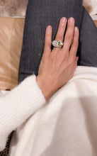 Charger l'image dans la galerie, Bague tank or rose et platine en diamant et péridot