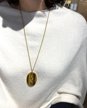 Charger l'image dans la galerie, Pendentif en œil-de-tigre orné d’un motif géométrique en or jaune