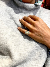 Charger l'image dans la galerie, Bague en opale ovale entourée de diamants