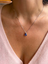 Charger l'image dans la galerie, Collier en or gris orné d'un saphir poire