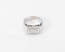 Charger l'image dans la galerie, Bague chevaliere en platine ornée de 2 diamants