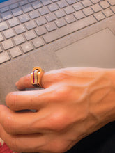 Charger l'image dans la galerie, Bague tank en or rose,diamant et rubis de synthèses