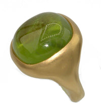 Charger l'image dans la galerie, Bague signée Pomellato ornée d'un péridot - adalgyseboutique