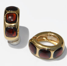 Charger l'image dans la galerie, Boucles d'oreilles en or jaune de la maison Pomellato avec des cabochons de grenats