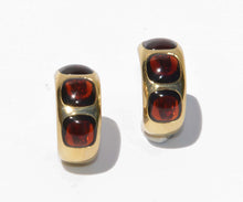Charger l'image dans la galerie, Boucles d'oreilles en or jaune de la maison Pomellato avec des cabochons de grenats