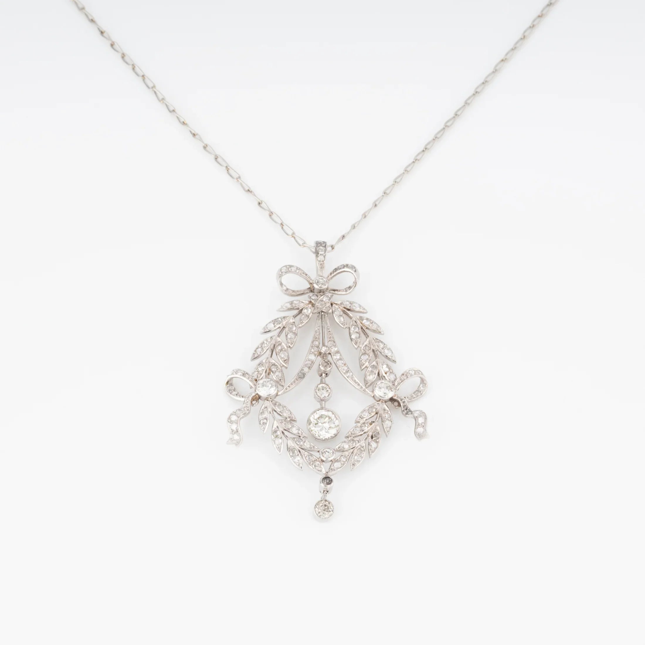 Pendentif corbeille en diamant et platine