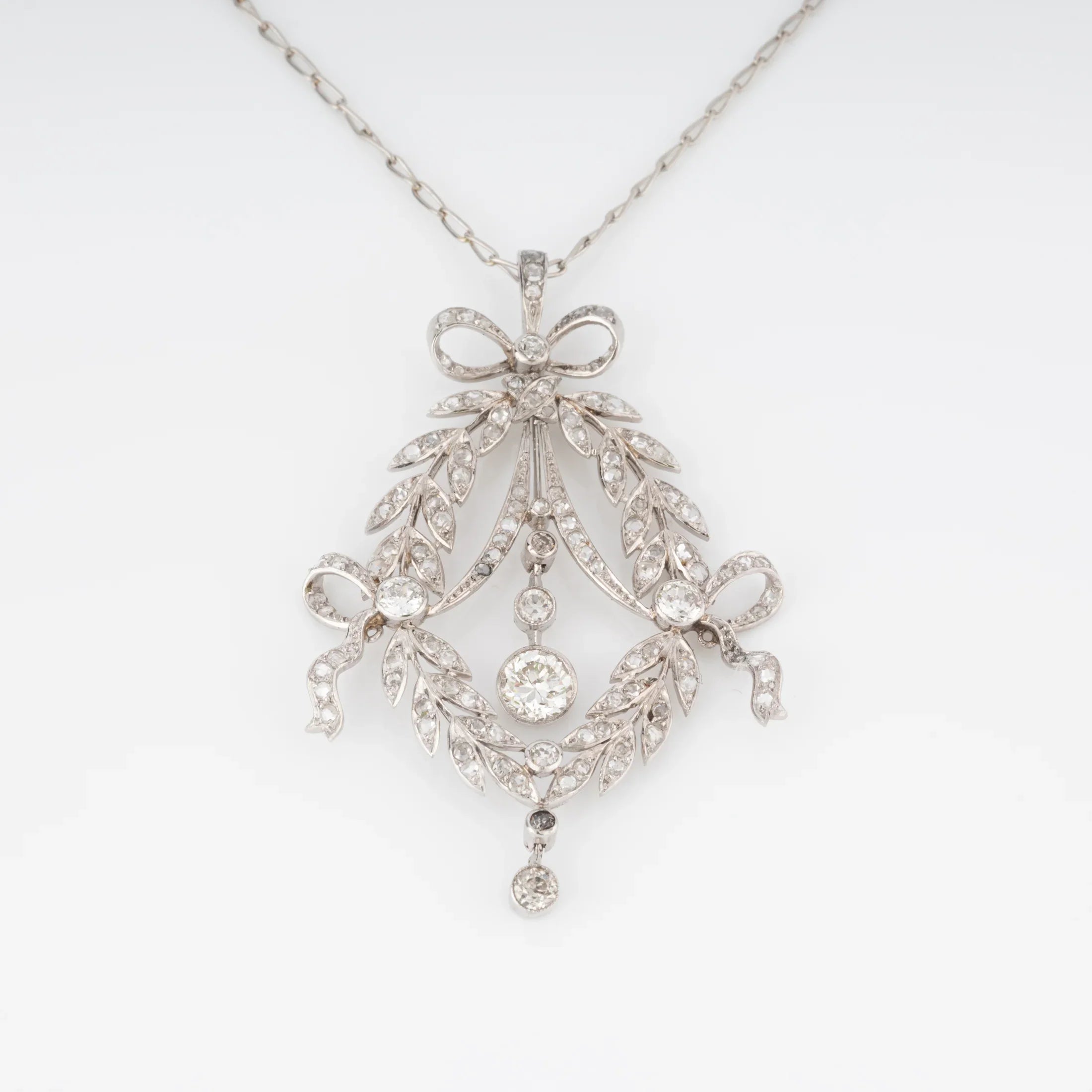 Pendentif corbeille en diamant et platine