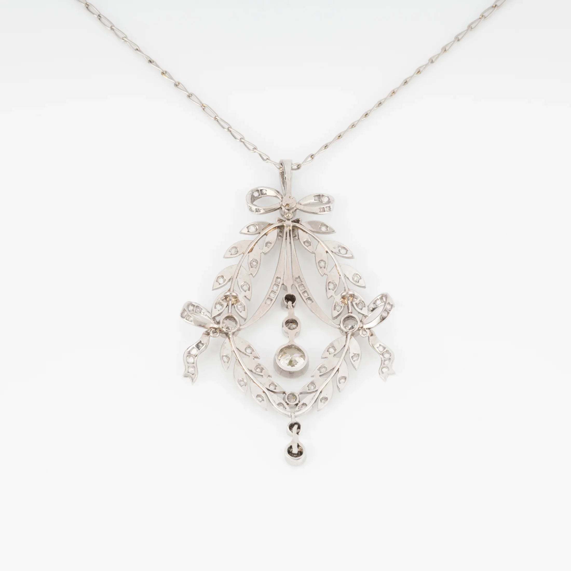 Pendentif corbeille en diamant et platine