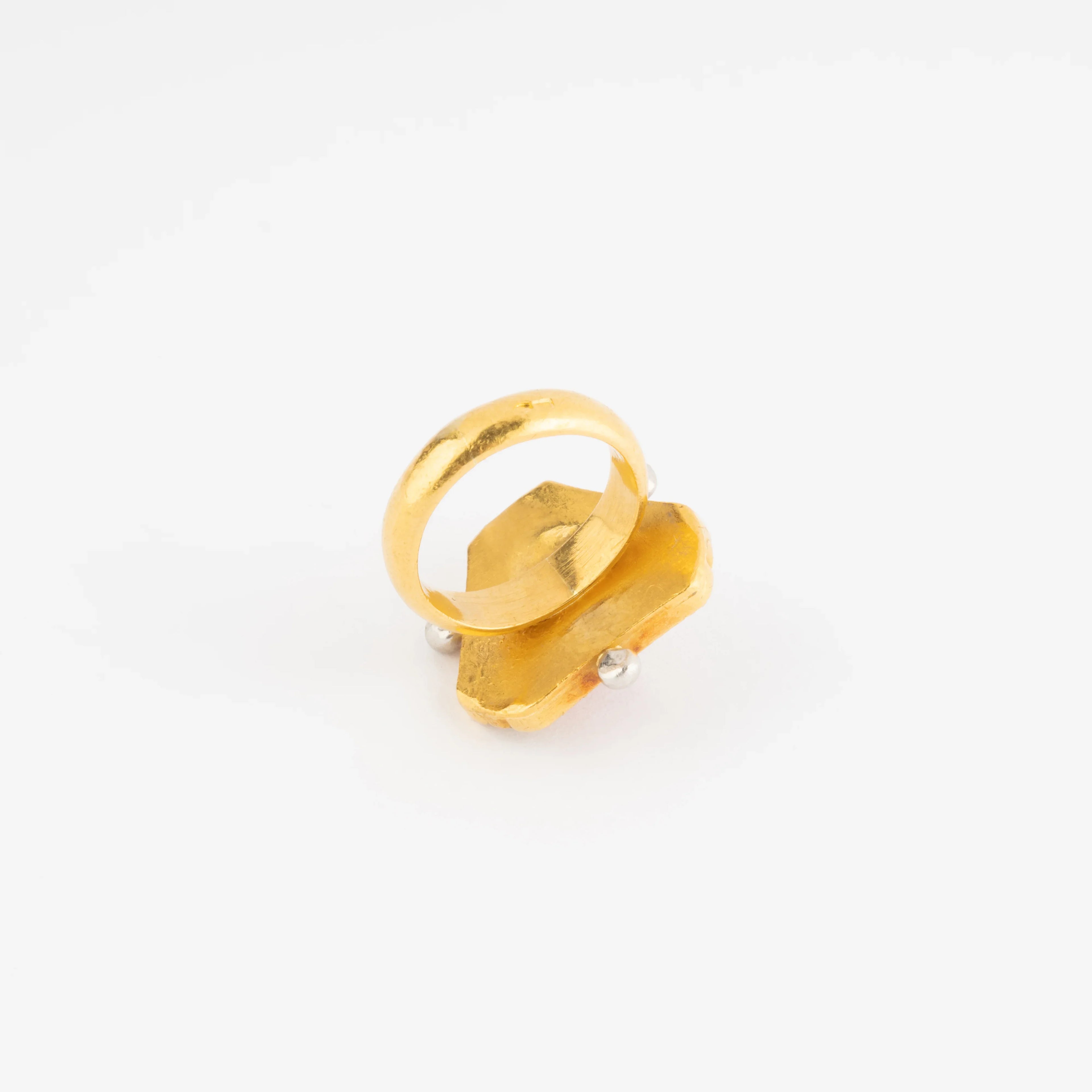 Bague en or jaune ornée d'une opale de feu