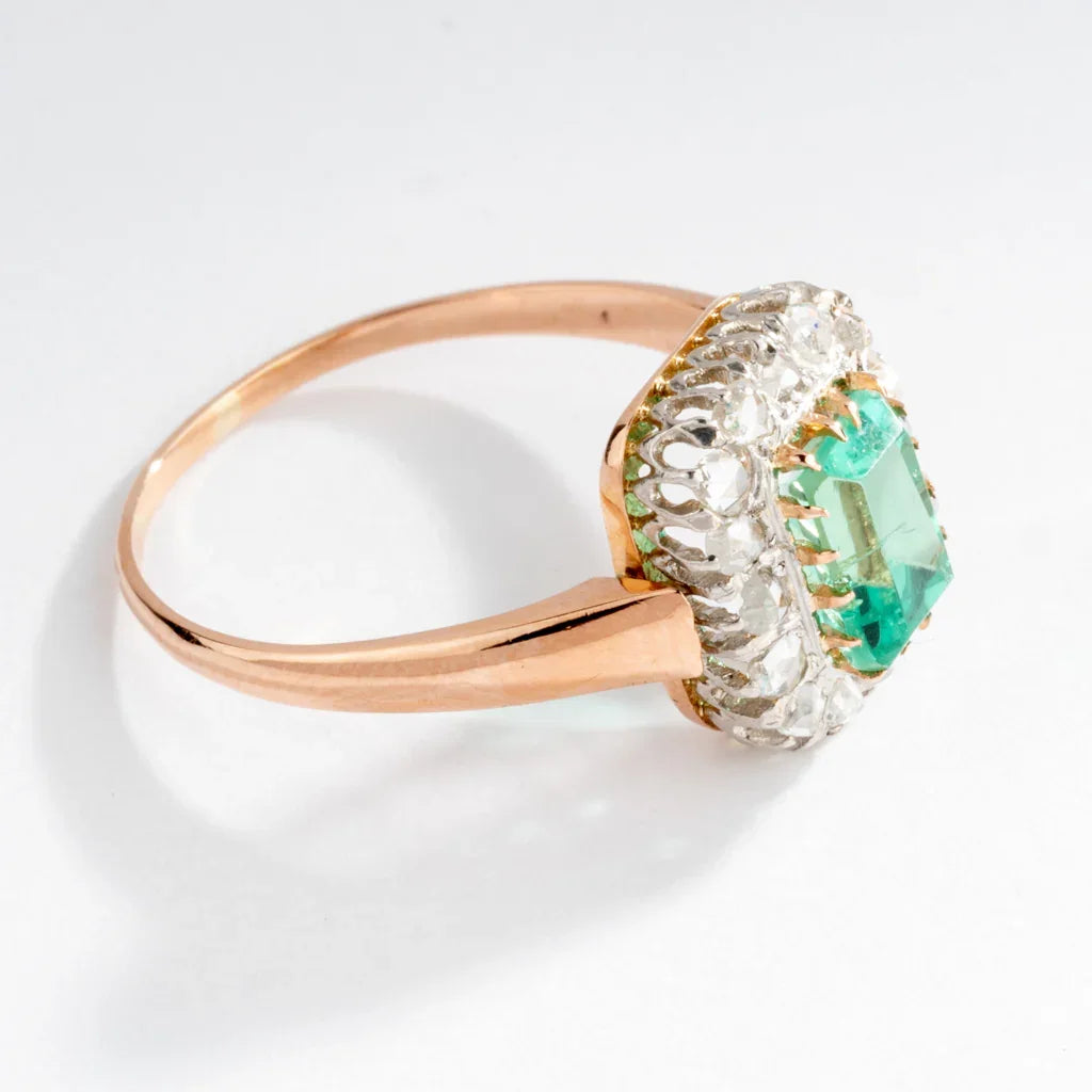 Bague entourage émeraude et diamant.