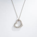 Pendentif en or gris formant un cœur pavée de diamants