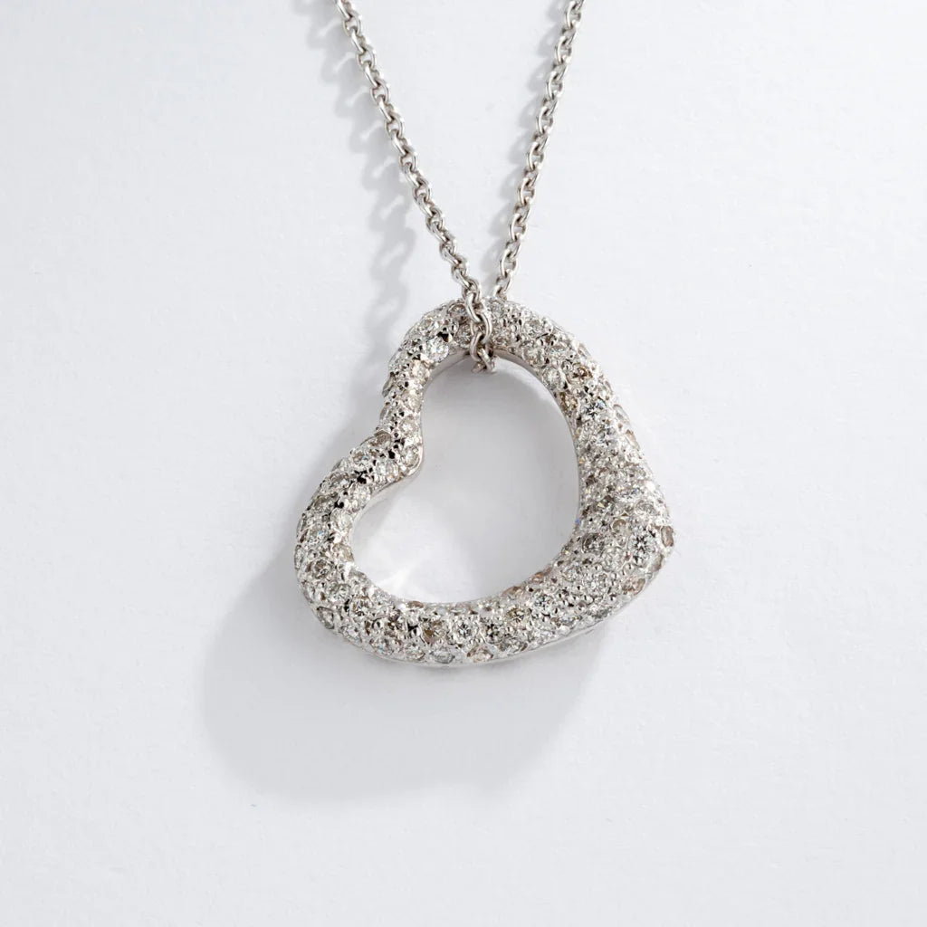 Pendentif en or gris formant un cœur pavée de diamants
