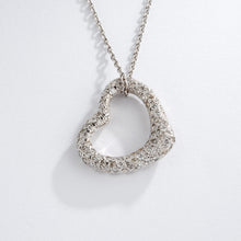 Charger l&#39;image dans la galerie, Pendentif en or gris formant un cœur pavée de diamants
