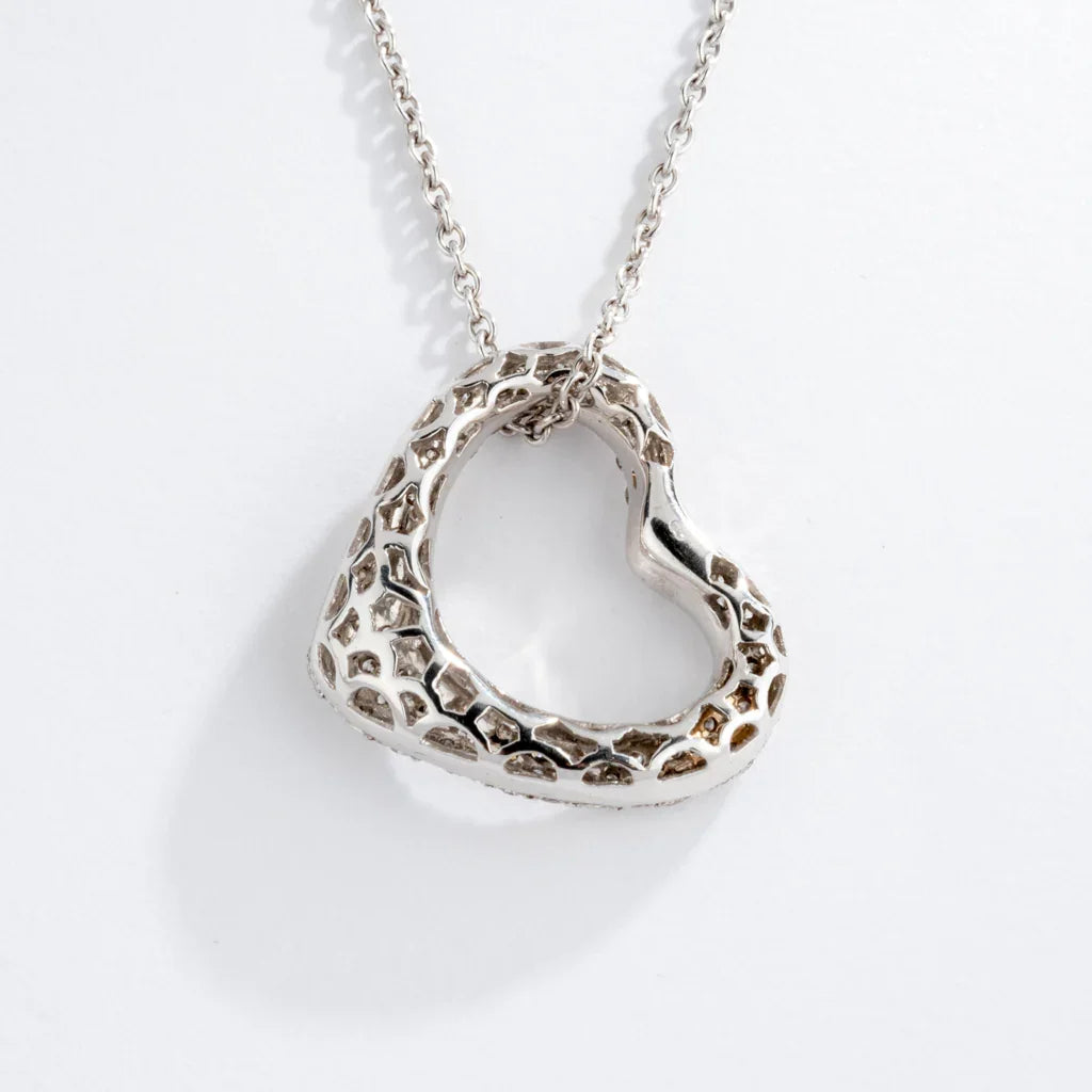 Pendentif en or gris formant un cœur pavée de diamants