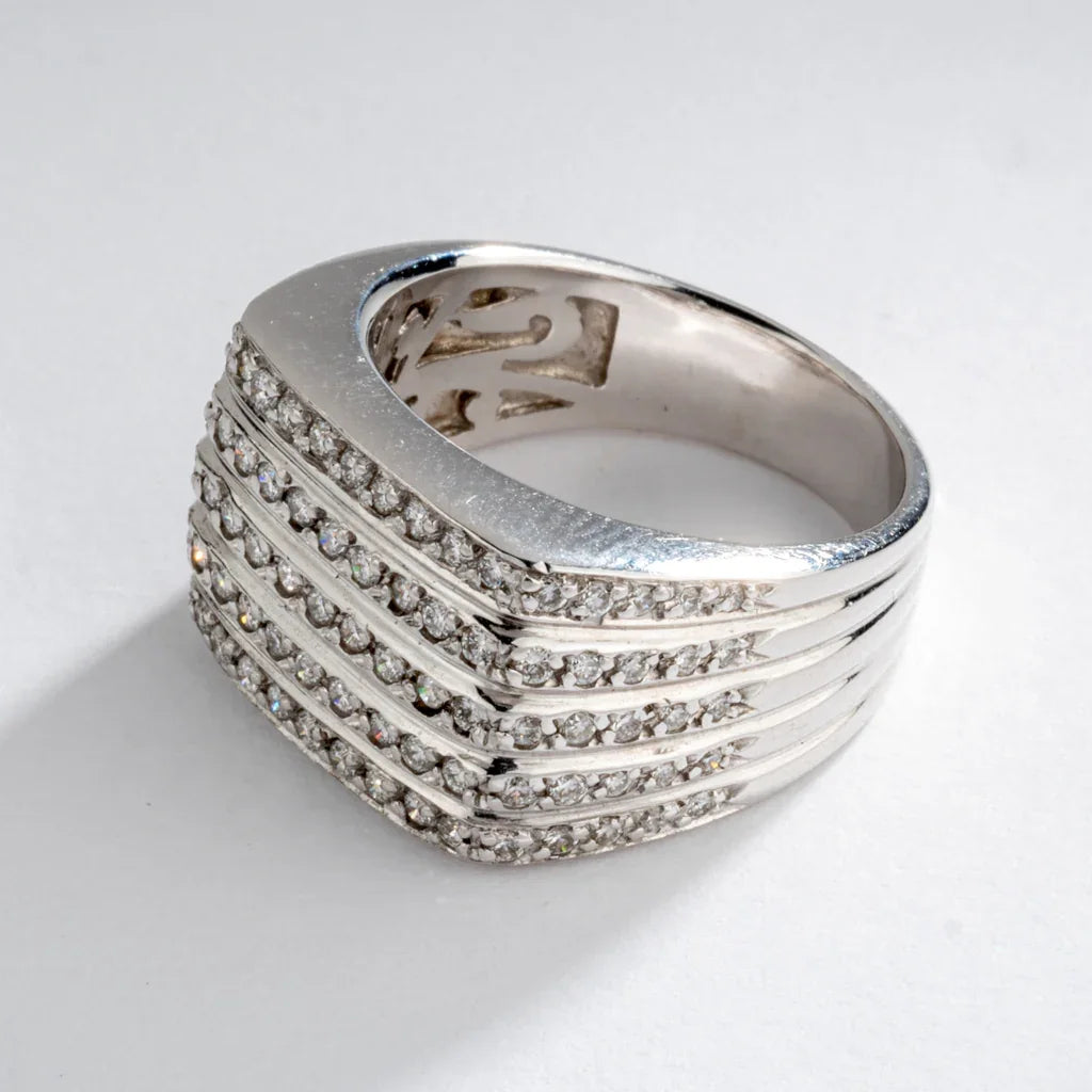 Bague moderne rectangulaire en or gris et diamants