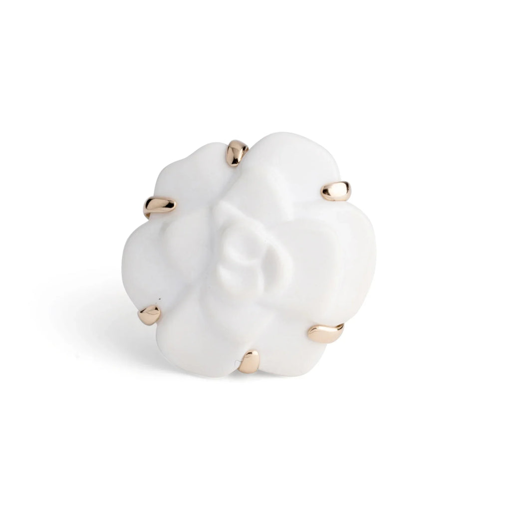 Bague de la maison Chanel Modèle Camélia