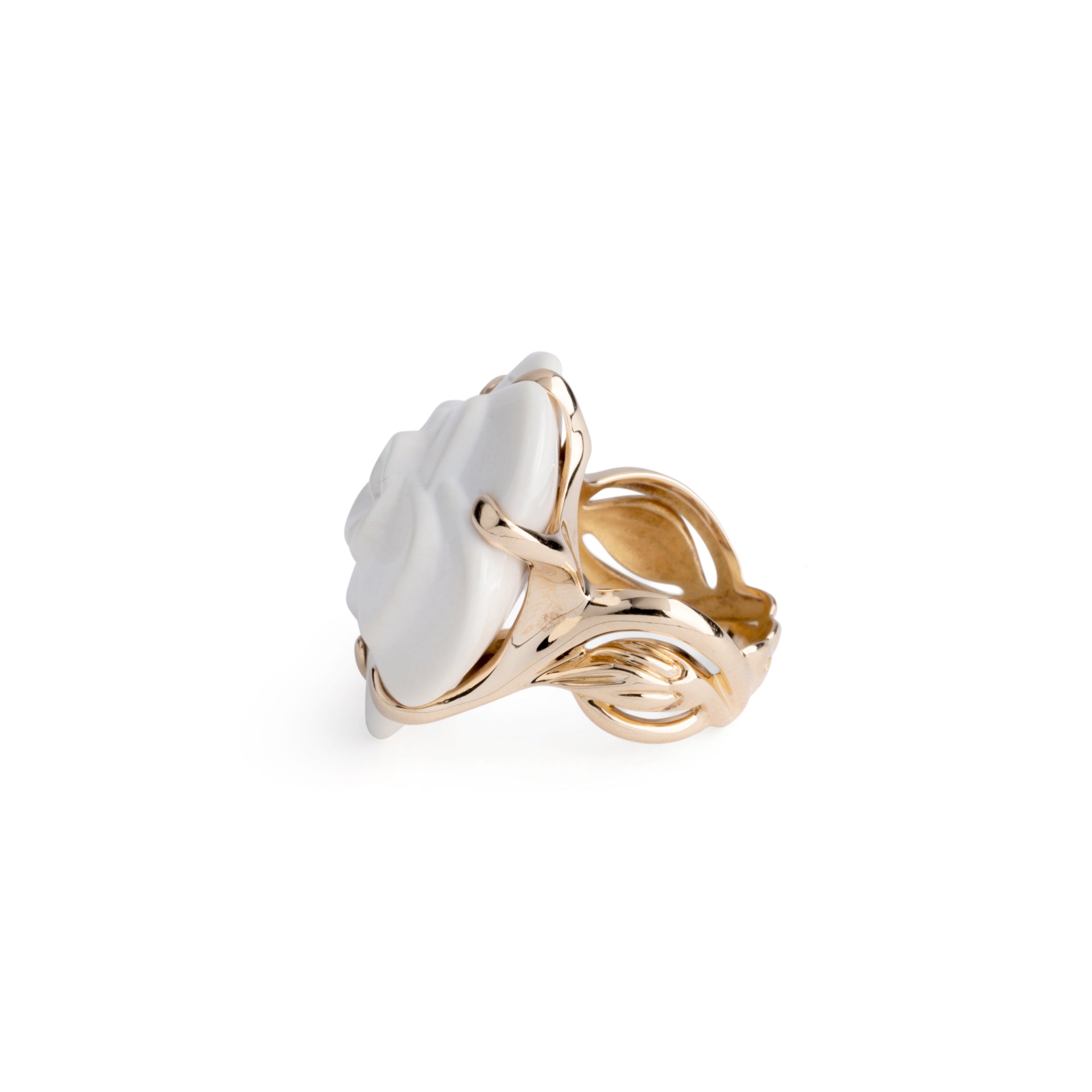 Bague de la maison Chanel Modèle Camélia