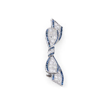 Charger l&#39;image dans la galerie, Broche nœud en platine Art Déco en diamant et saphirs calibrés
