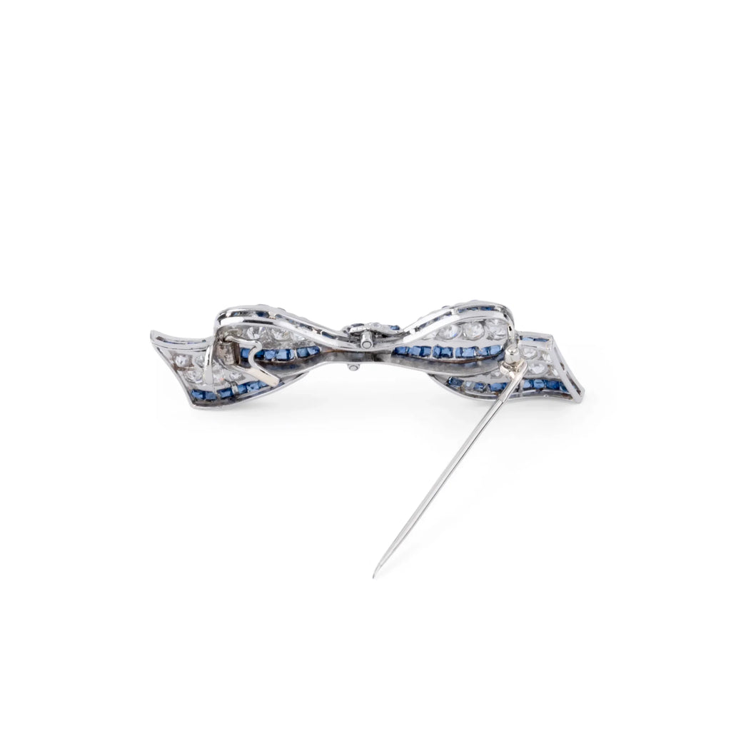 Broche nœud en platine Art Déco en diamant et saphirs calibrés