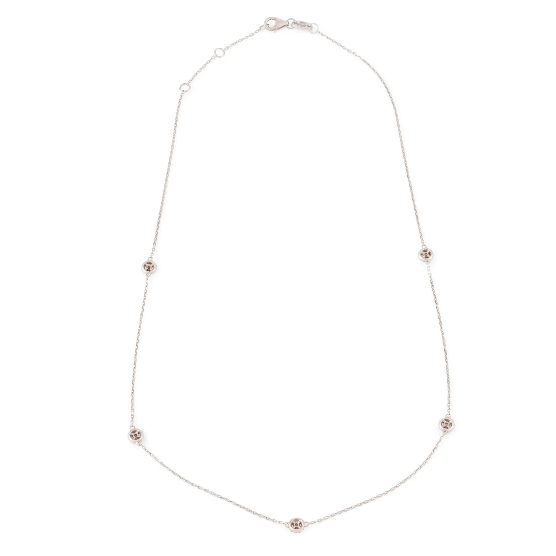 Collier en or gris ornée de 5 diamants entourés de plus petit diamant