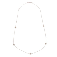 Charger l&#39;image dans la galerie, Collier en or gris ornée de 5 diamants entourés de plus petit diamant
