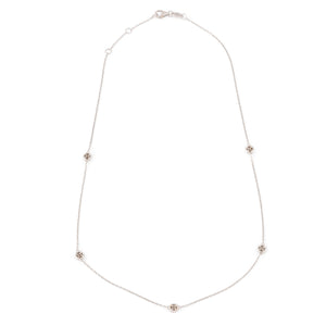 Collier en or gris ornée de 5 diamants entourés de plus petit diamant