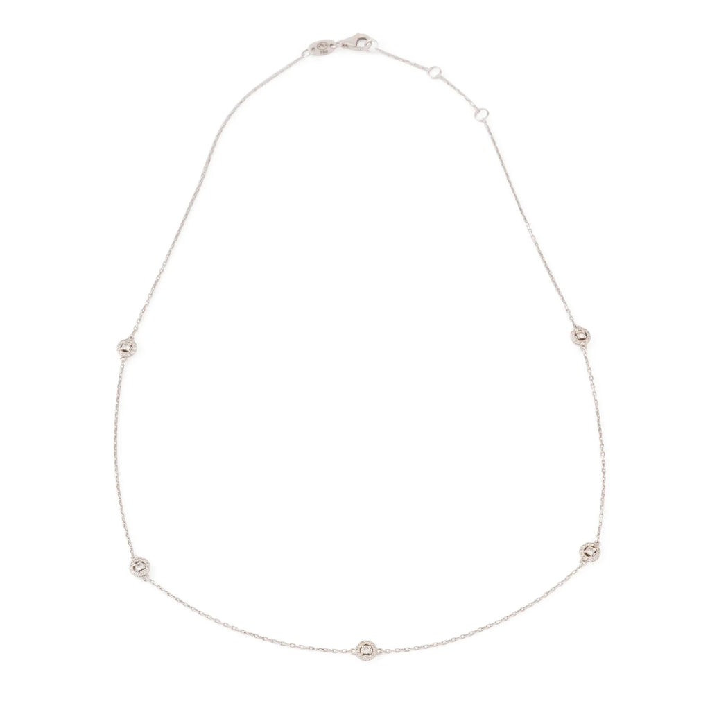 Collier en or gris ornée de 5 diamants entourés de plus petit diamant