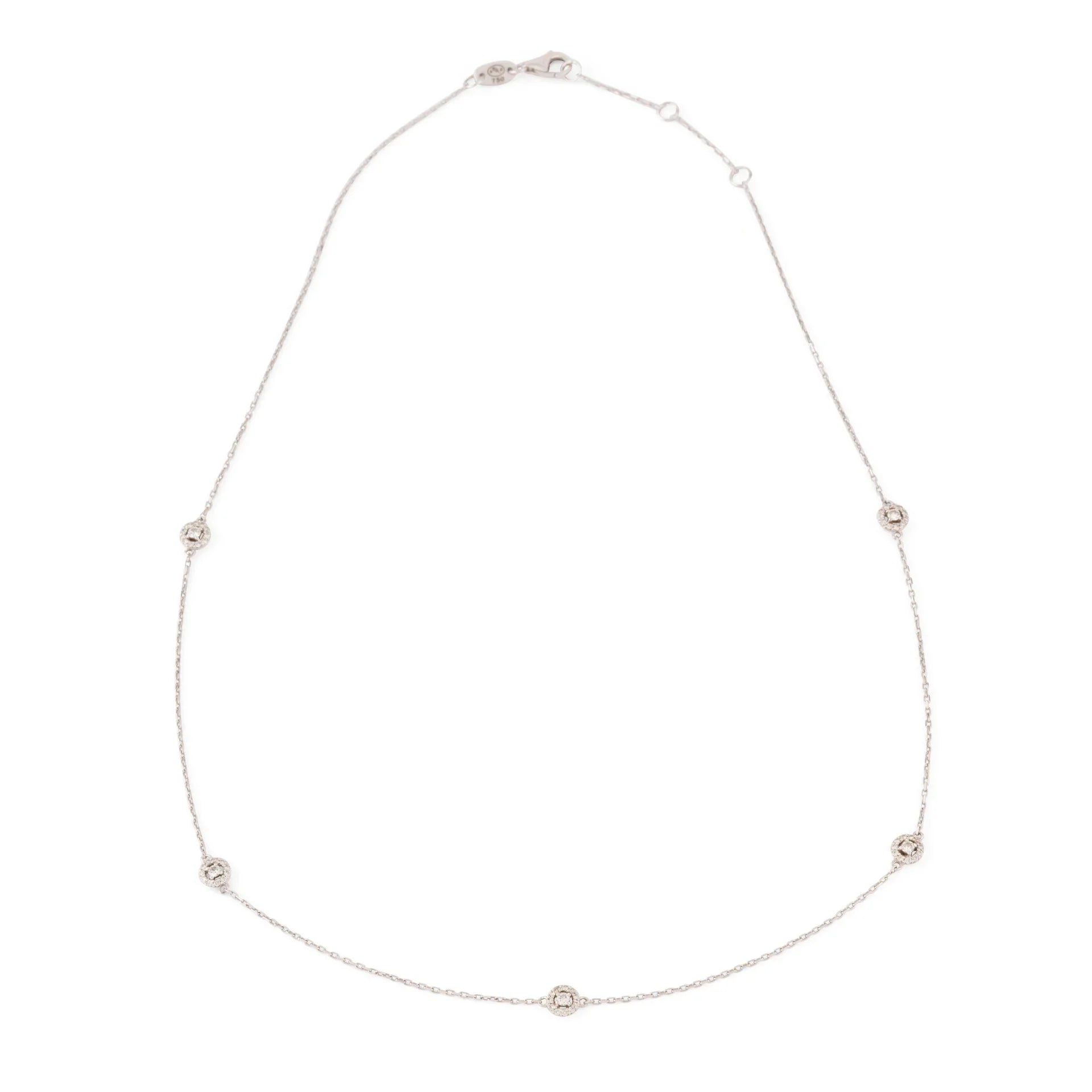 Collier en or gris ornée de 5 diamants entourés de plus petit diamant