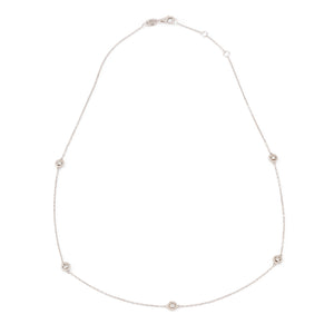 Collier en or gris ornée de 5 diamants entourés de plus petit diamant