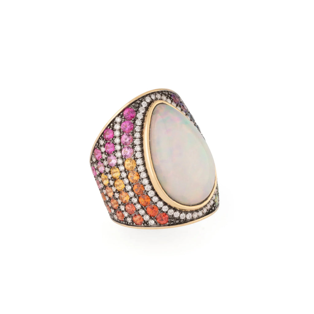 Bague en or jaune ornée d'un cabochon d'opale et saphirs multicolores