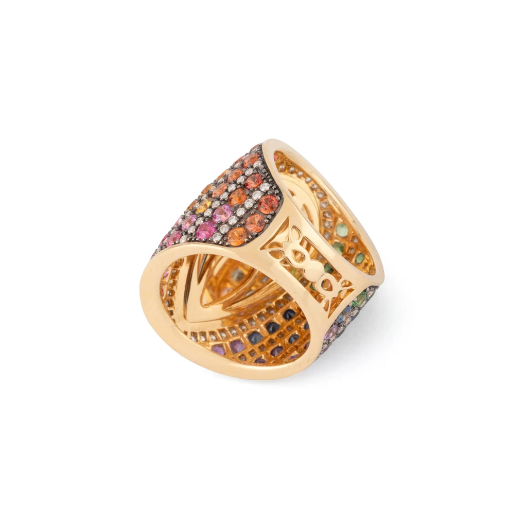 Bague en or jaune ornée d'un cabochon d'opale et saphirs multicolores
