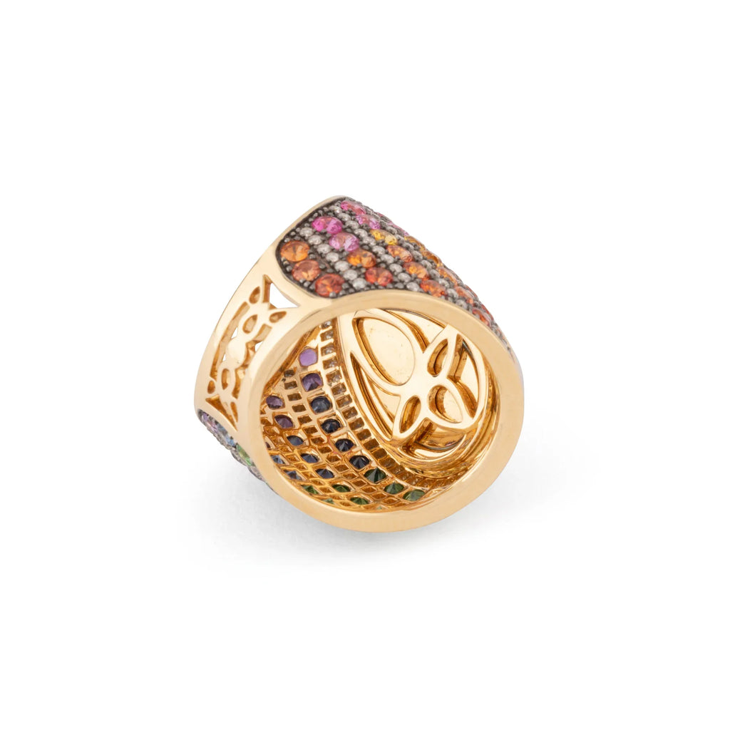 Bague en or jaune ornée d'un cabochon d'opale et saphirs multicolores