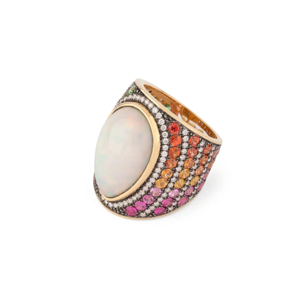 Bague en or jaune ornée d'un cabochon d'opale et saphirs multicolores