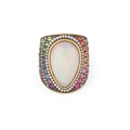Bague en or jaune ornée d'un cabochon d'opale et saphirs multicolores