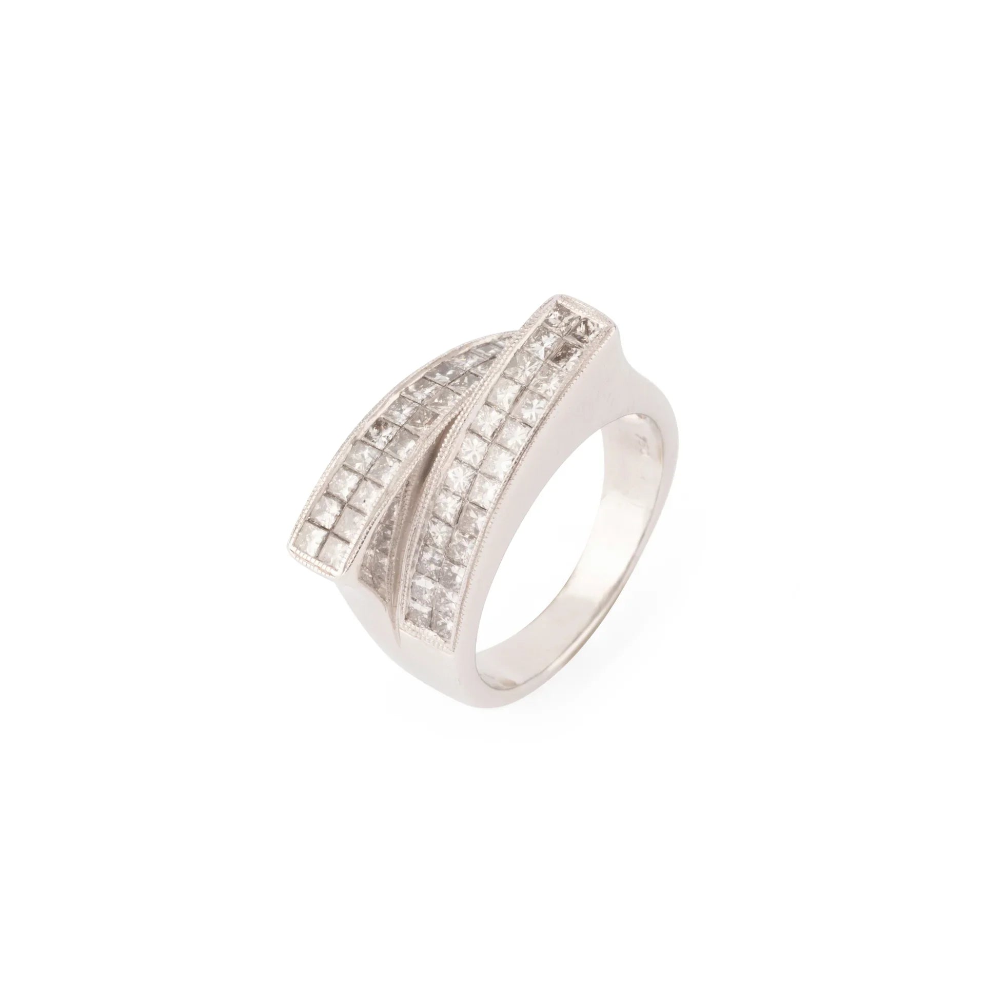 Bague en or gris design en diamant taille princesse