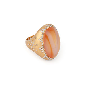 Bague en or jaune brossé ornée d'une agate et diamant