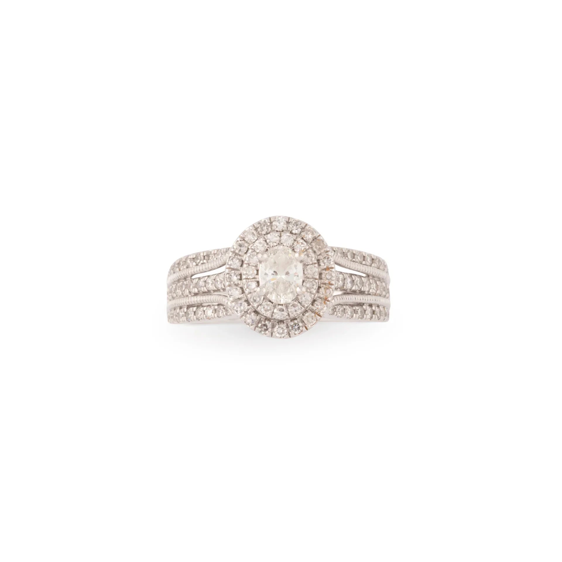 Bague en or gris ornée d'un diamant ovale et pavée de diamants