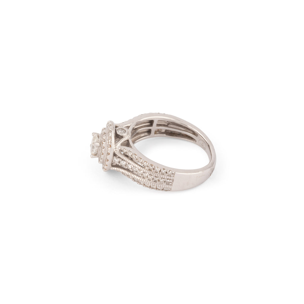 Bague en or gris ornée d'un diamant ovale et pavée de diamants