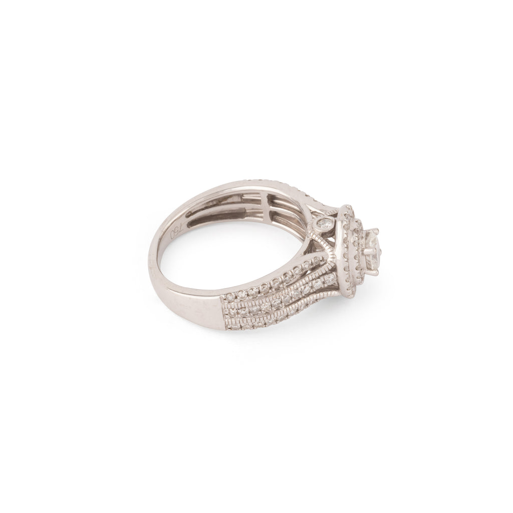Bague en or gris ornée d'un diamant ovale et pavée de diamants