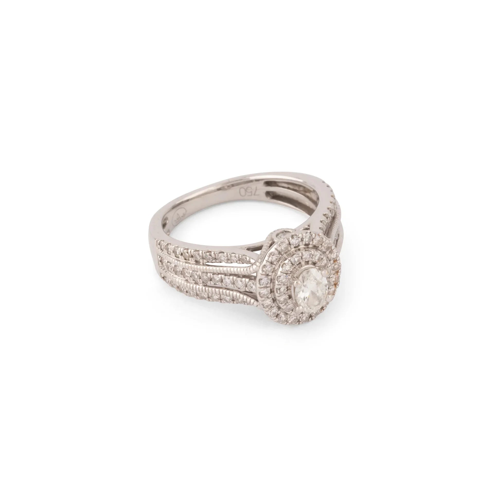 Bague en or gris ornée d'un diamant ovale et pavée de diamants