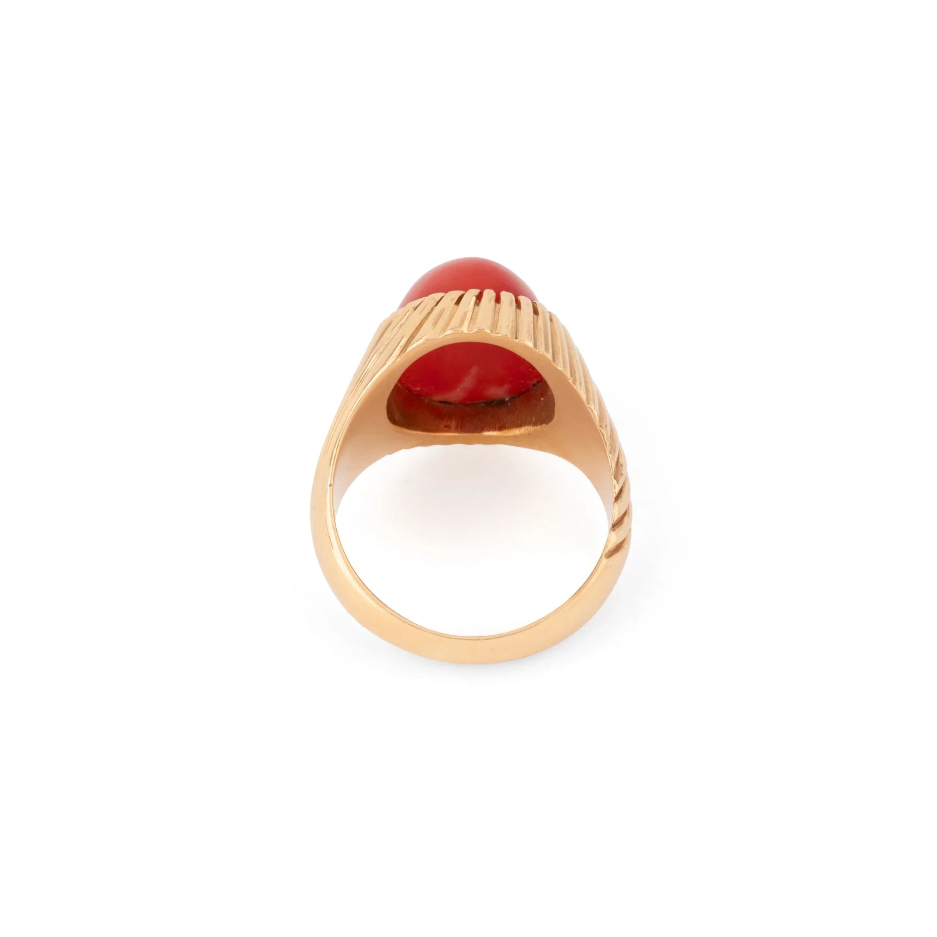 Bague chevalière ornée d'un cabochon de corail sur or jaune