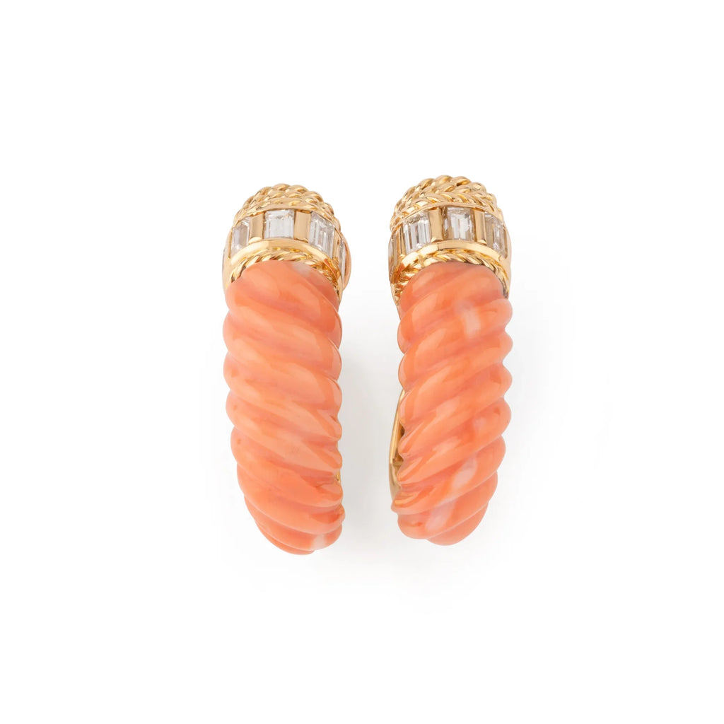 Paire de boucles d'oreille en Corail et diamant de la maison Boucheron