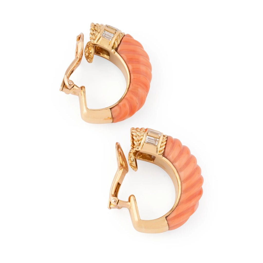 Paire de boucles d'oreille en Corail et diamant de la maison Boucheron