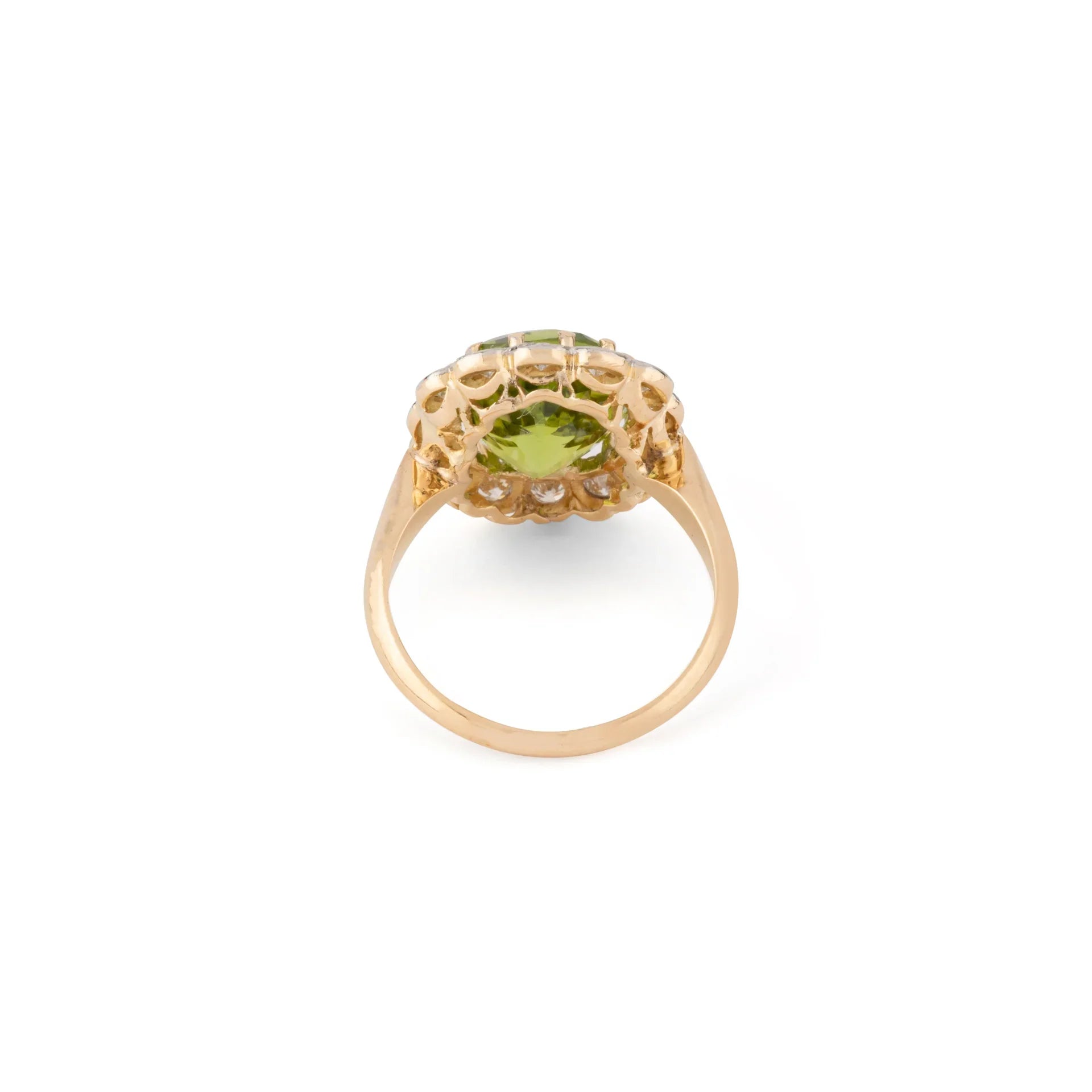 Bague Margueritte ornée d'un péridot, entouré de diamant