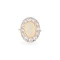 Bague en opale ovale entourée de diamants
