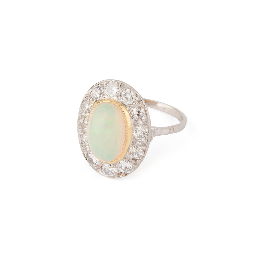 Bague en opale ovale entourée de diamants
