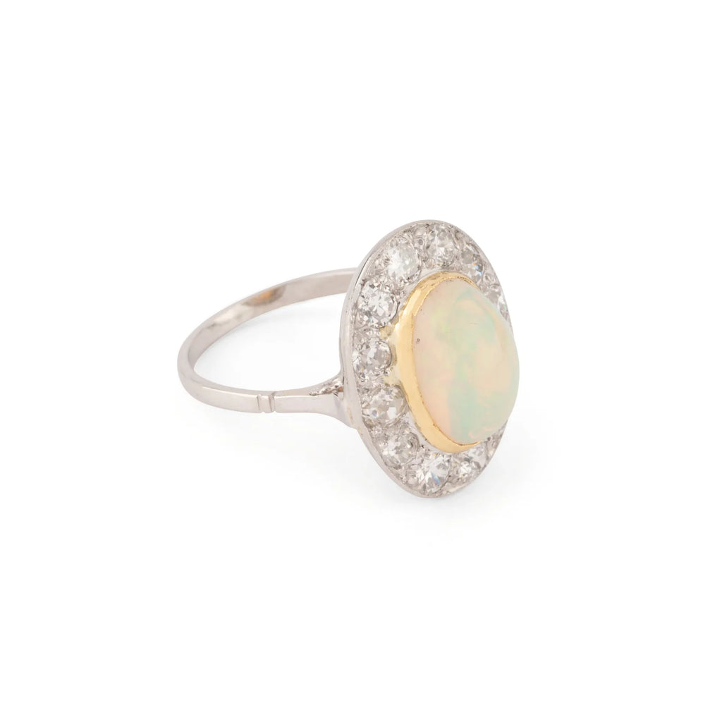 Bague en opale ovale entourée de diamants