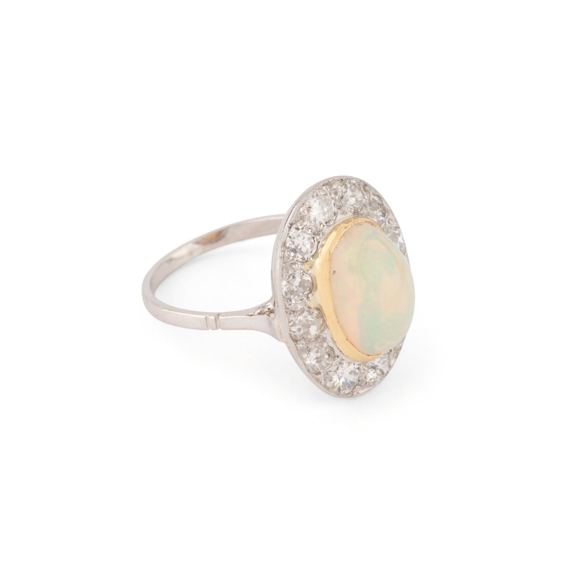 Bague en opale ovale entourée de diamants