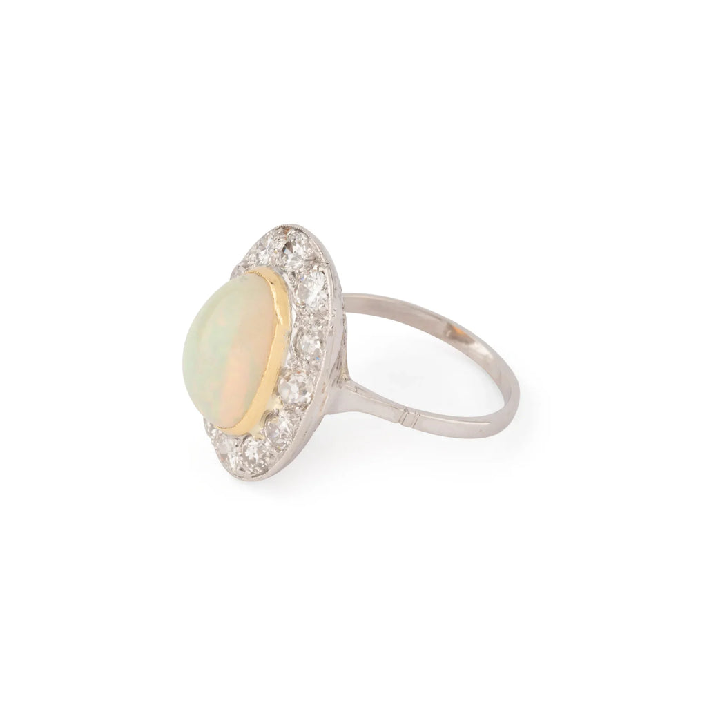 Bague en opale ovale entourée de diamants