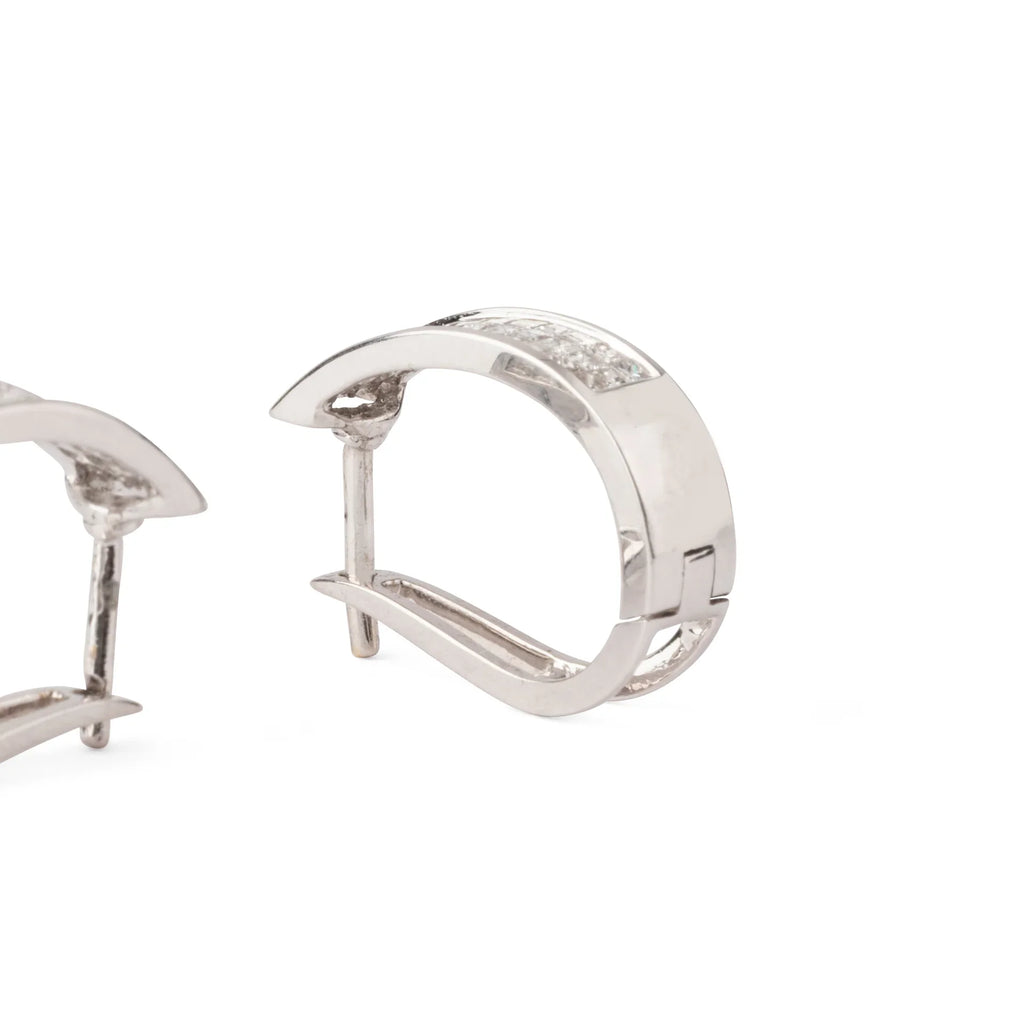Créoles en or gris 18k serties de trois lignes de diamants taille princesse